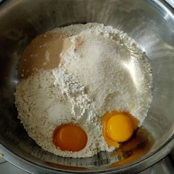 Campur tepung terigu, gula, ragi, dan telur, aduk rata.
