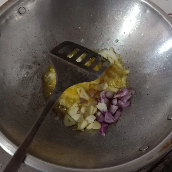 Goreng telur orak-arik, lalu masukkan bawang merah dan bawang putih, tumis sampai harum.