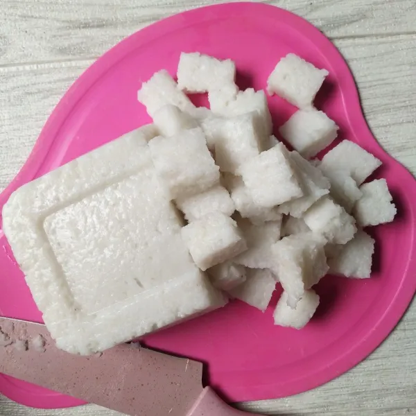 Setelah benar-benar dingin, potong-potong.