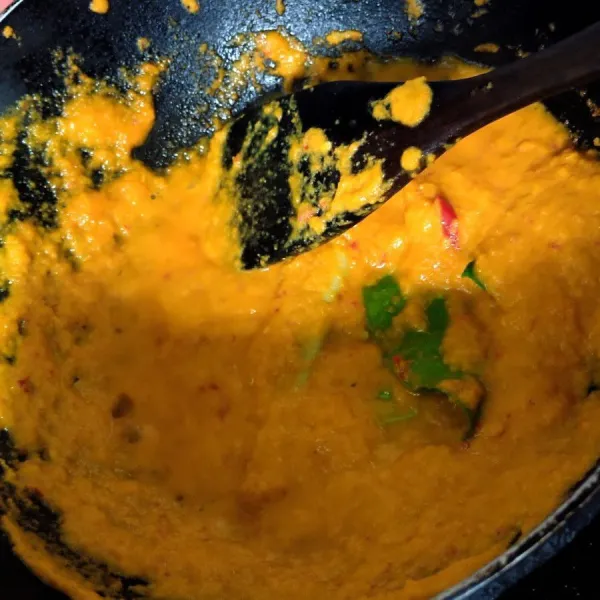 Tumis bumbu halus, masukkan sereh, daun jeruk, daun salam. Masak hingga bumbu berubah warna.