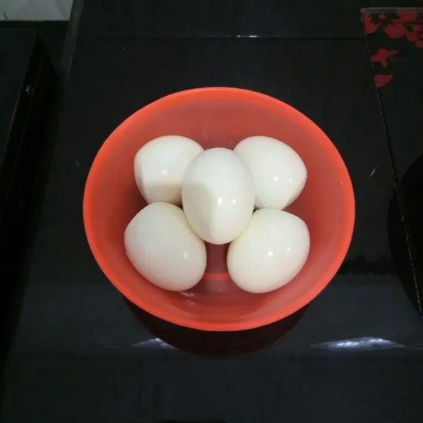 Rebus telur hingga matang, lalu kupas.