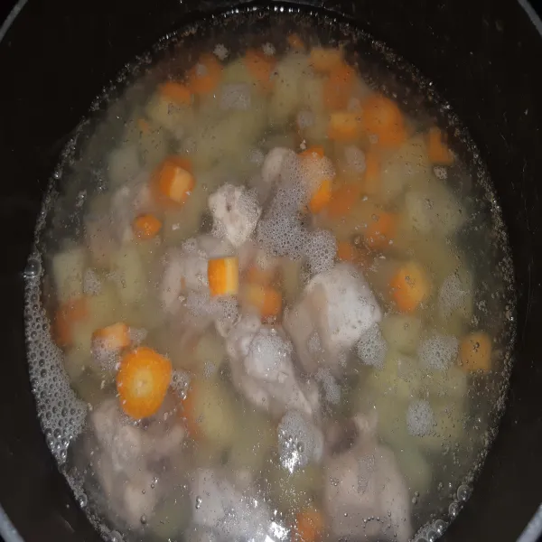 Rebus wortel, kentang, dan ayam.