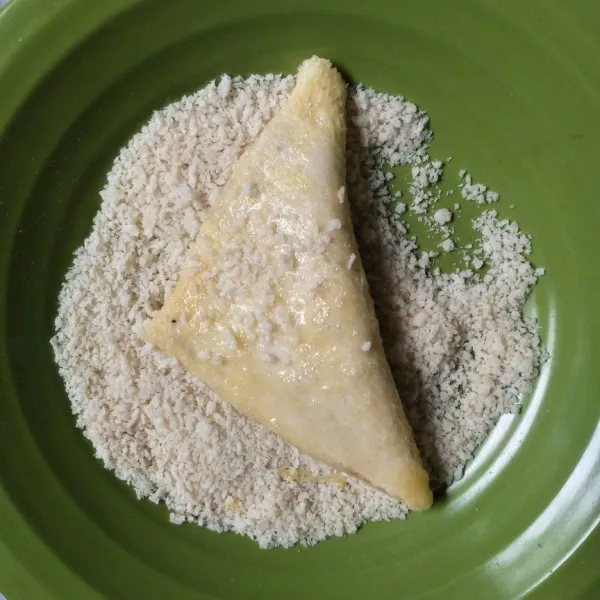 Gulingkan kedalam tepung panir, lakukan hingga selesai. Masukkan kedalam kulkas, diamkan selama 30 menit agar tepung lebih menempel sempurna.
