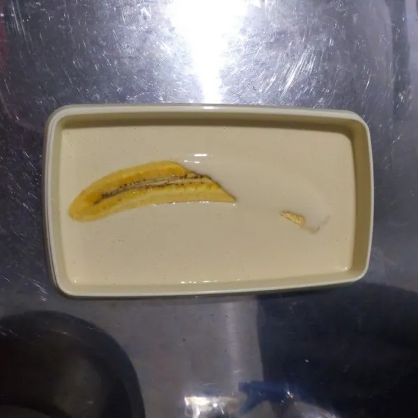Masukkan pisang ke dalam adonan tepung basah.