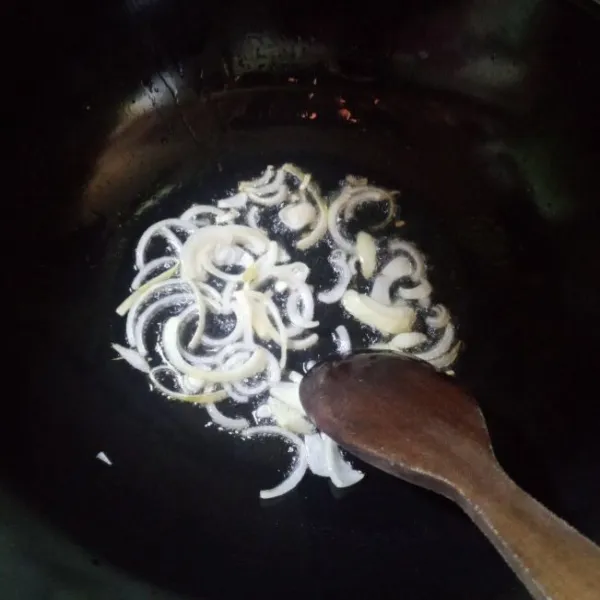 Tumis bawang bombay hingga harum dengan secukupnya minyak goreng.