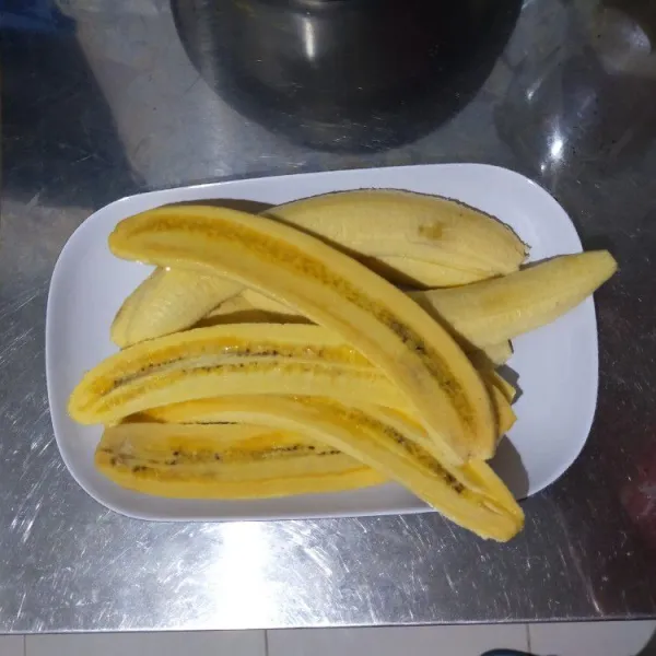 Belah menjadi 3 bagian memanjang pisang tanduk.