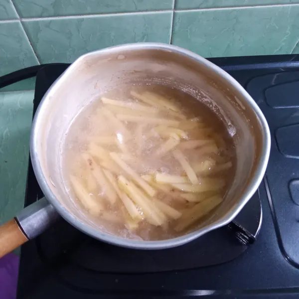 Rebus kentang bersama bumbu halus sampai mendidih.