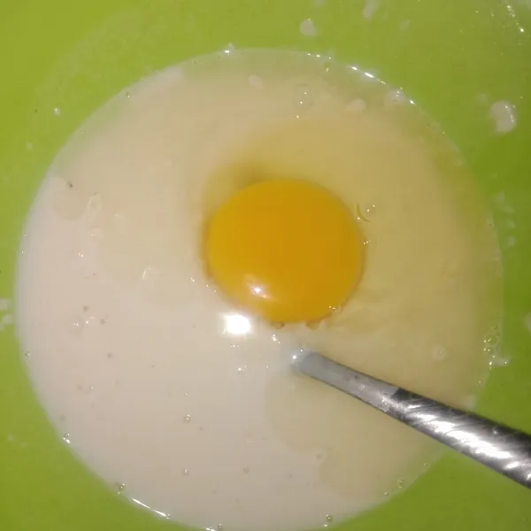 Tambahkan telur aduk hingga tercampur rata.