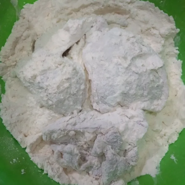 Masukkan ayam yang sudah di marinasi ke dalam tepung mix sambil ditekan.