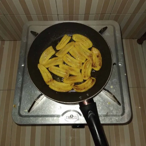 Potong-potong pisang jadi 16 bagian lalu panaskan margarin, goreng sebentar hingga kuning keemasan dan harum lalu angkat dan tiriskan.