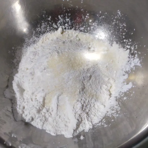 Buat adonan tepung basahnya. Aduk rata tepung terigu, tepung tapioka, garam, vanili bubuk, dan gula pasir.