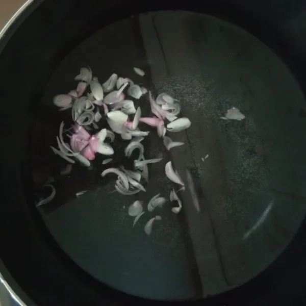 Rebus air dengan menambahkan irisan bawang merah dan bawang putih.