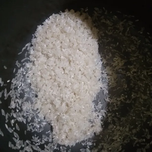 Cuci bersih beras masukkan ke dalam magiccom.