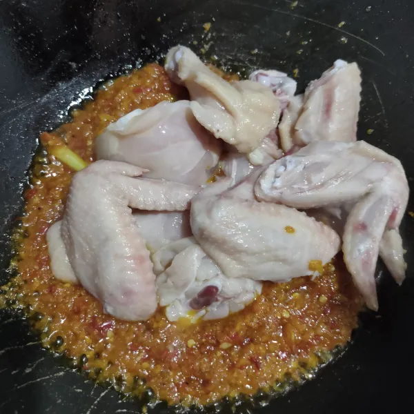 Masukkan ayam aduk rata dengan bumbu, masak hingga ayam berubah warna.