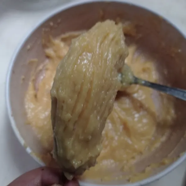Ambil 1 potongan pisang tusuk dengan tusuk sate, lalu lumuri dengan adonan churros, buat motif garis menggunakan garpu.