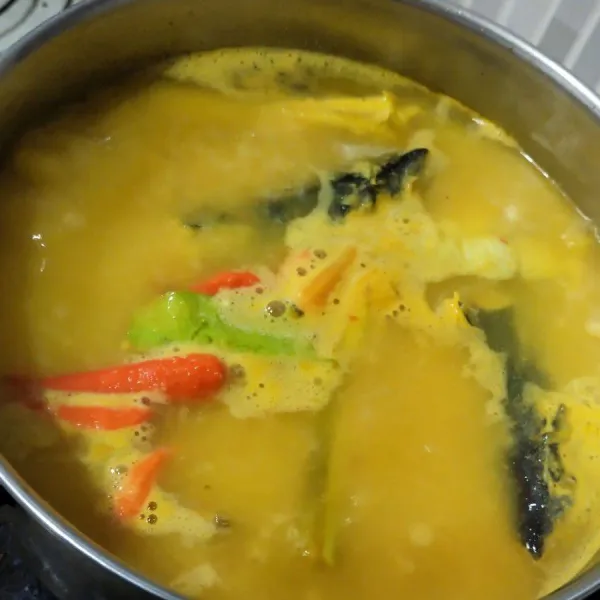 Masukkan cabe rawit, gula, garam, penyedap rasa dan lada bubuk, koreksi rasa. Masak hingga ikan matang. dan siap disajikan.