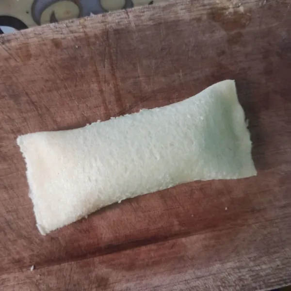 Lipat roti kemudian rekatkan bagian pinggirnya kemudian tekan.