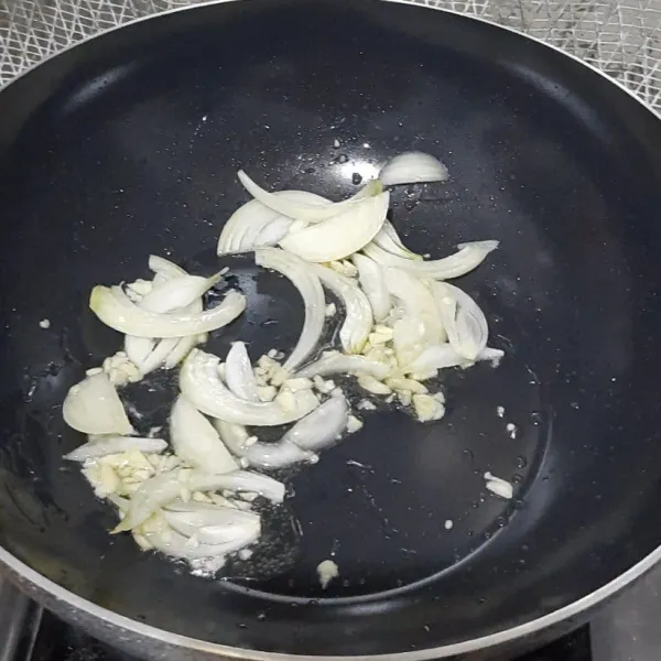 Tumis bawang bombay dan bawang putih cincang hingga wangi.