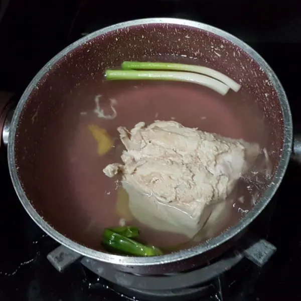 Didihkan 2 liter air. Masukkan ayam, jahe, dan daun bawang. Rebus dengan api kecil selama kurang lebih 30 menit.
Tiriskan ayam, potong dadu dagingnya. Masukkan kembali tulangnya ke dalam air rebusan.