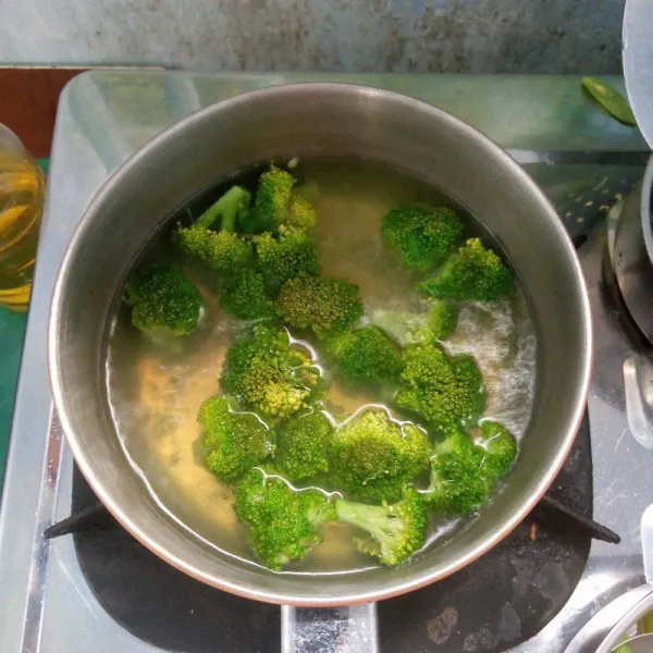 Rebus air sampai mendidih. Masukkan brokoli. Rebus sampai setengah matang. Angkat dan tiriskan.