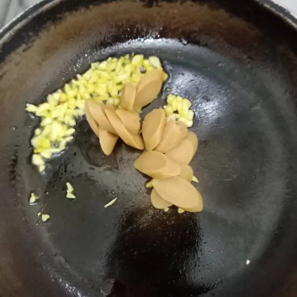 Tumis bawang putih hingga wangi lalu masukkan bawang bombay. Setelah agak layu, masukkan sosis. Aduk rata.