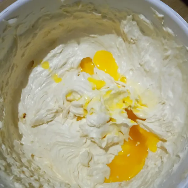 Tuang margarin dan mentega cair, lalu aduk balik dengan spatula. Pastikan tidak ada cairan margarin dan mentega yang mengendap.