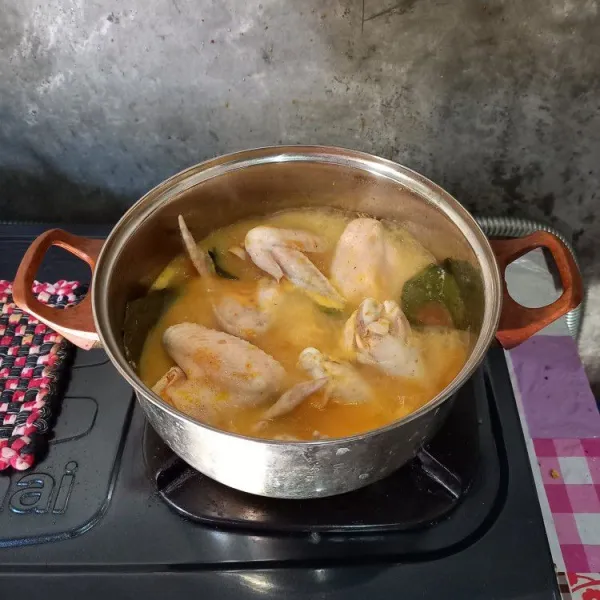 Masukkan ayam, air, bumbu yang sudah ditumis, daun salam, daun jeruk, dan lengkuas ke dalam panci. Bumbui dengan garam, gula, penyedap rasa, dan kecap manis.