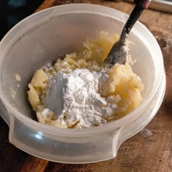 Tambahkan garam dan tepung maizena sedikit sedikit kemudian diaduk