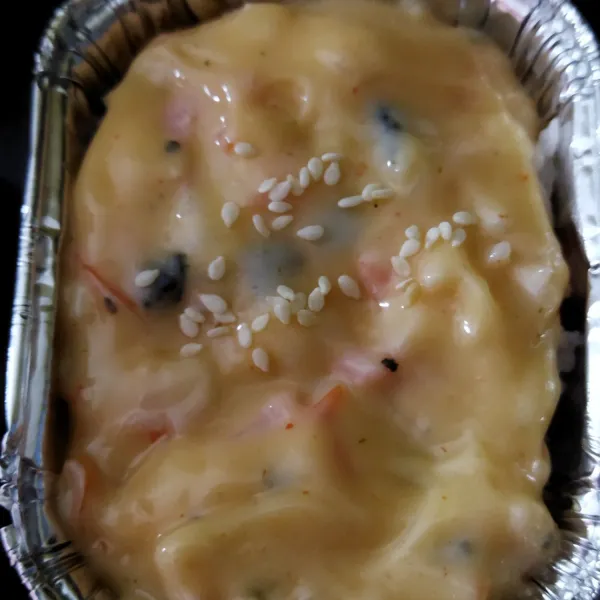 Tuangkan di atas nasi, taburi biji wijen.