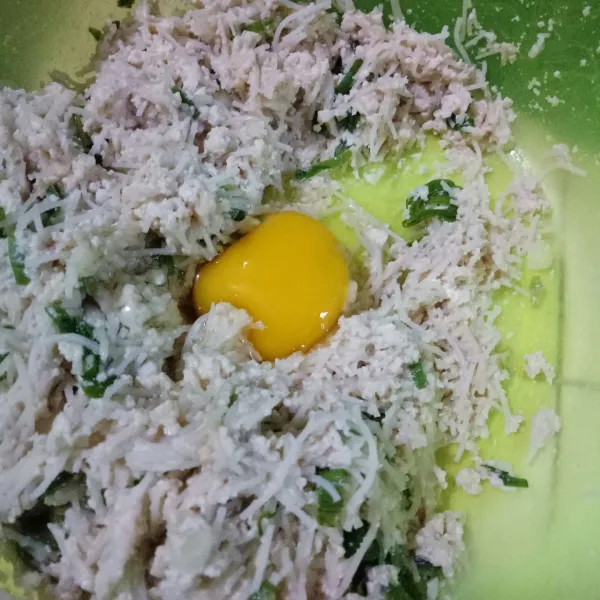 Campur dengan telur, lalu aduk rata.