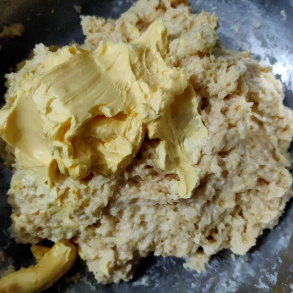 Campur tepung terigu, kuning telur, ragi, dan gula pasir, lalu aduk rata. Tuang susu cair, uleni setengah kalis. Masukkan margarin, uleni kembali hingga rata.