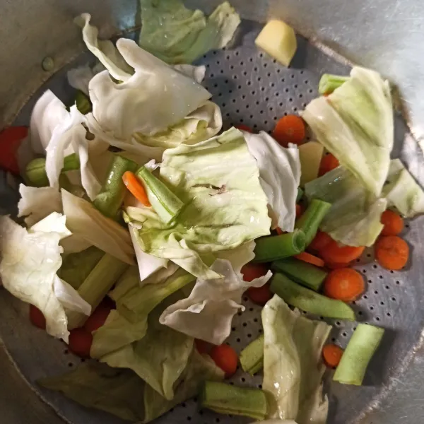 Cuci bersih sayuran yang sudah di kupas. Kemudian potong sesuai selera.