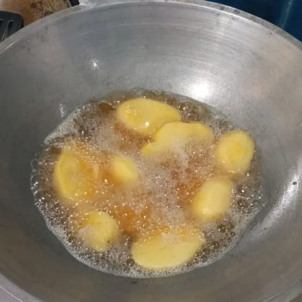 Setelah kentang dicuci, goreng setengah matang.