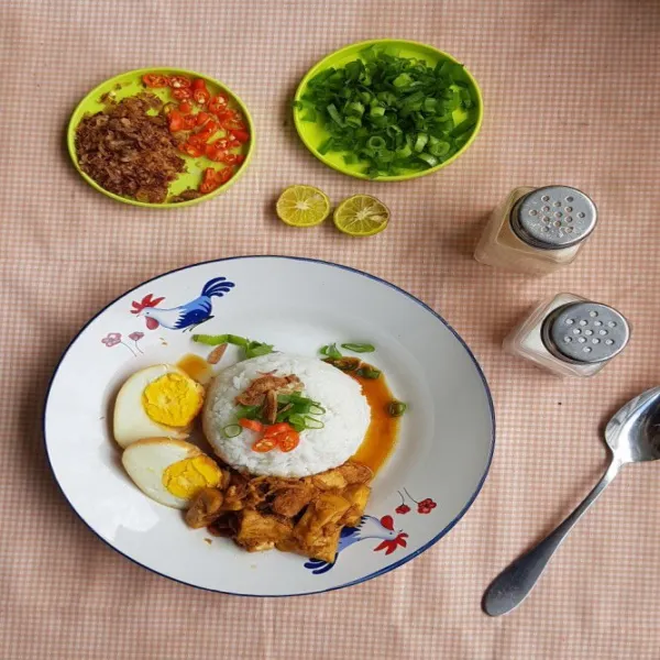 Untuk penyajiannya, cetak nasi dan taruh di piring, beri tumisan ayam tahu serta telur. Siram kuah, lalu taburi daun bawang dan bawang goreng.