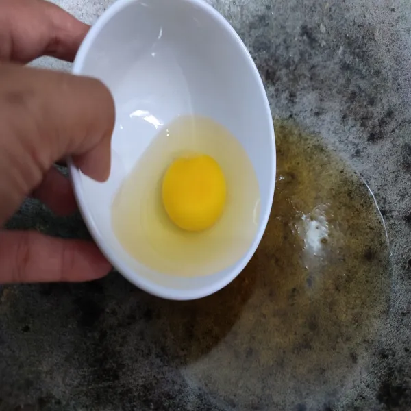 Panaskan minyak goreng, ceplok telur hingga matang lalu angkat dan tiriskan.