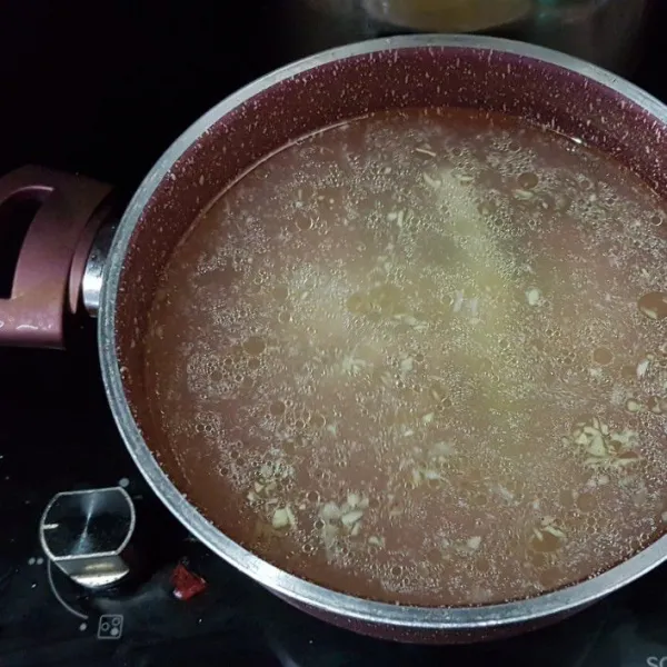Untuk membuat kuah, tumis bawang putih, masukkan ke dalam air rebusan ayam. Tambahkan garam, merica, dan kaldu bubuk. Tes rasa.