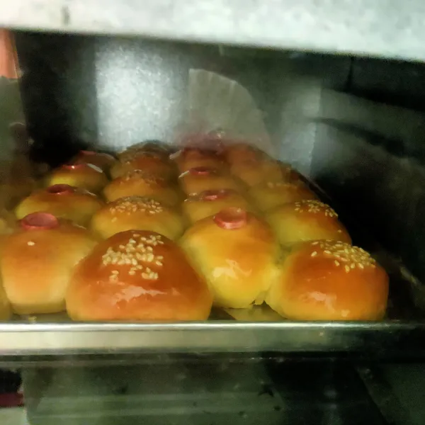 Setelah oven panas masukkan roti, panggang hingga matang kecokelatan, sesuaikan dengan oven masing-masing. Keluarkan dari oven, selagi masih panas olesi permukaan atasnya dengan margarin agar terlihat lebih kinclong. Kemudian sajikan.