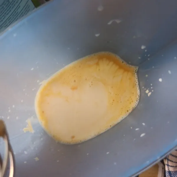 Beri susu uht fullcream, kocok lagi
