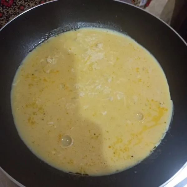 Panaskan margarin, kemudian tuang kocokan telur