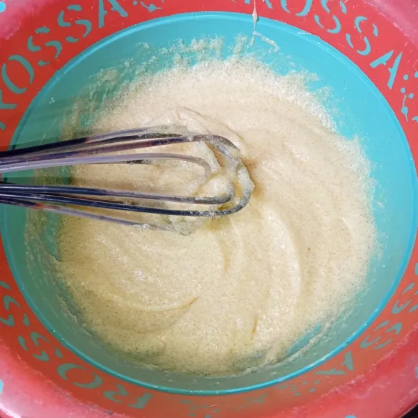 Aduk-aduk telur, gula pasir, mentega, garam, dan vanili bubuk hingga gula larut.