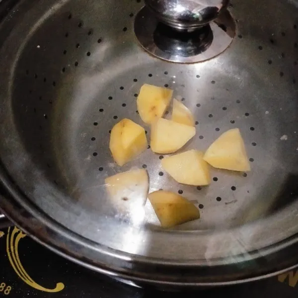 Kukus kentang sampai empuk kurang lebih 18 menit