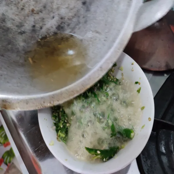 Panaskan sisa minyak menggoreng telur, lalu siram ke atas cabai hijau yang sudah di blender. aduk rata.