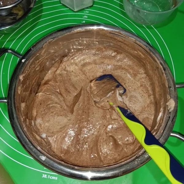 Setelah itu, tuang campuran adonan putih dan kuning kedalam 1/2 adonan kuning telur. Campur semua dan aduk balik sampai rata.