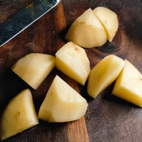 Potong kentang yang sudah di kupas menjadi beberapa potong