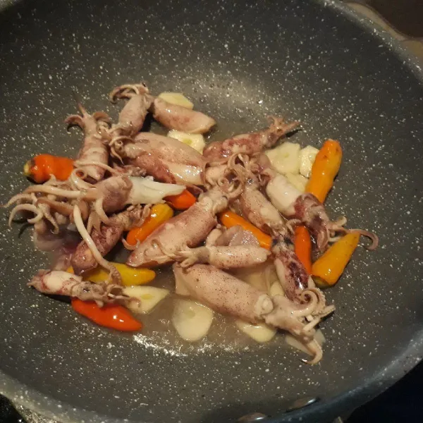 Masukan cumi asin yang sudah direndam terlebih dahulu.