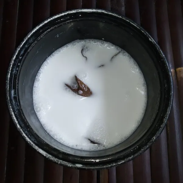 Cuci bersih beras ketan, masukkan kedalam wadah rice cooker, tambahkan santan yang sudah diberi sejumput garam dan daun salam, aduk rata.