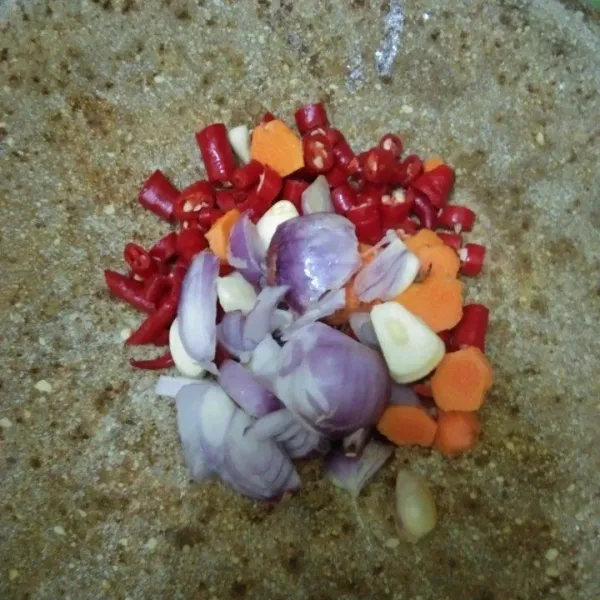 Haluskan bawang merah, bawang putih, kunyit, cabe merah keriting dan cabe rawit