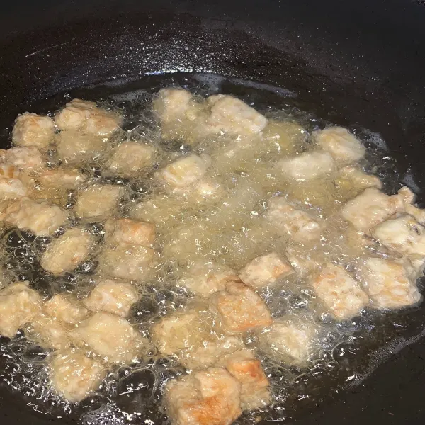 Panaskan minyak lalu goreng tempe hingga matang. Angkat dan sisihkan.
