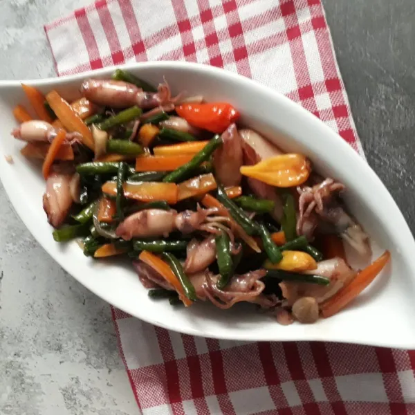 Setelah bumbu meresap dan matang angkat sajikan selagu hangat.