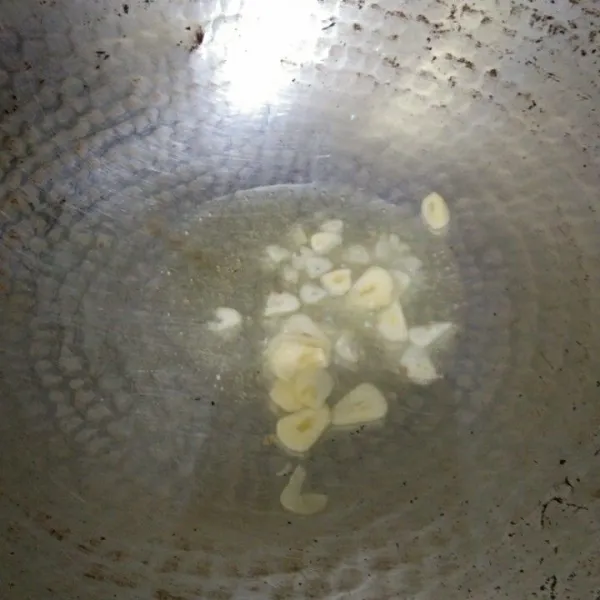 Goreng bawang putih hingga matang kecokelatan, tiriskan